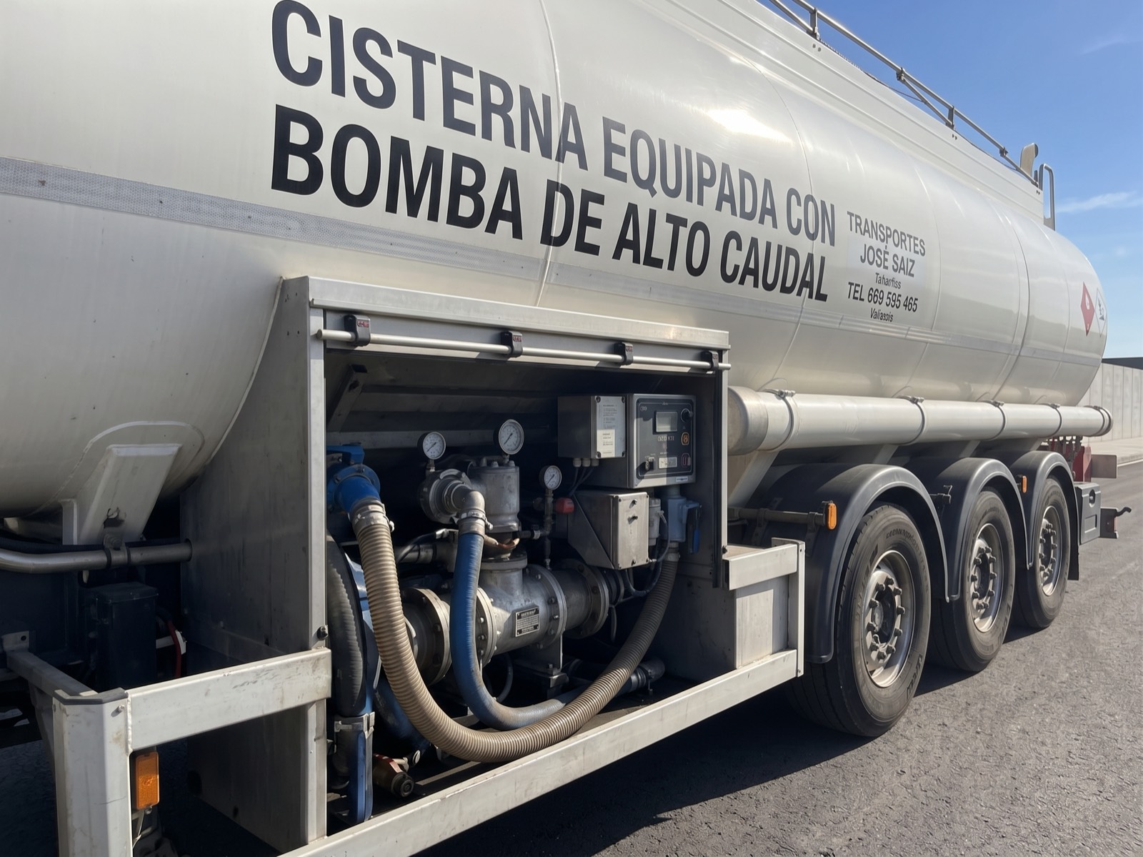 Cisterna con equipo de bombeo de Transportes Saiz